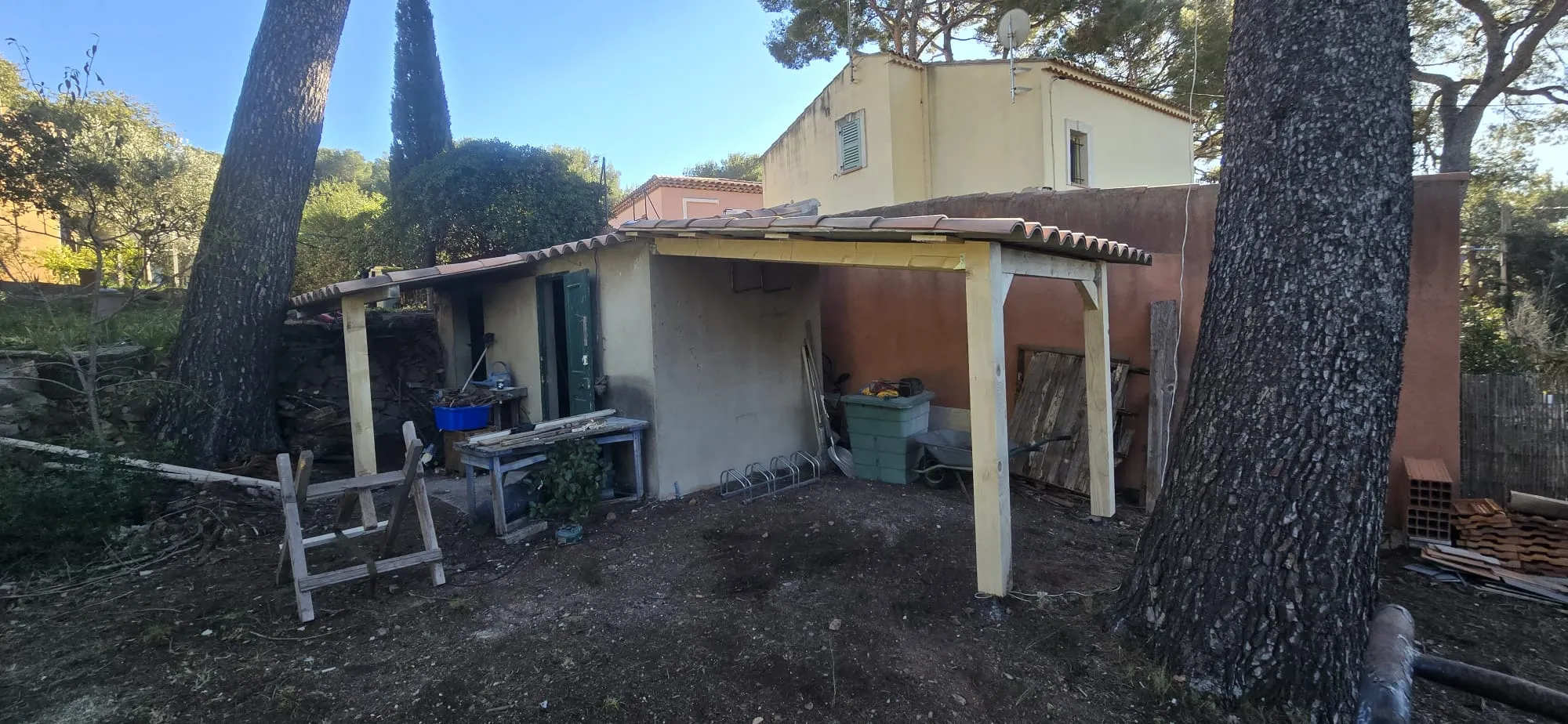 Rénovation de toiture en tuile canal par un couvreur à Sanary-sur-Mer