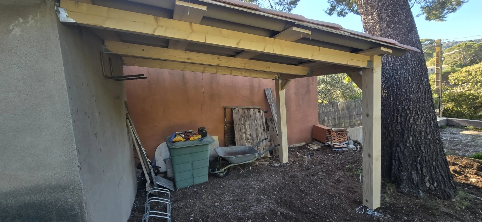 Toiture de villa rénovée par un couvreur à Bandol face à la mer