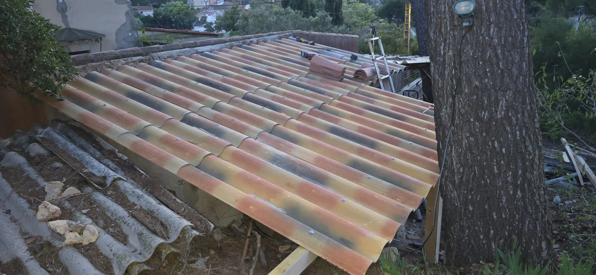 Toiture en tuiles fixées mécaniquement par un couvreur à Hyères, exposée au vent de Giens