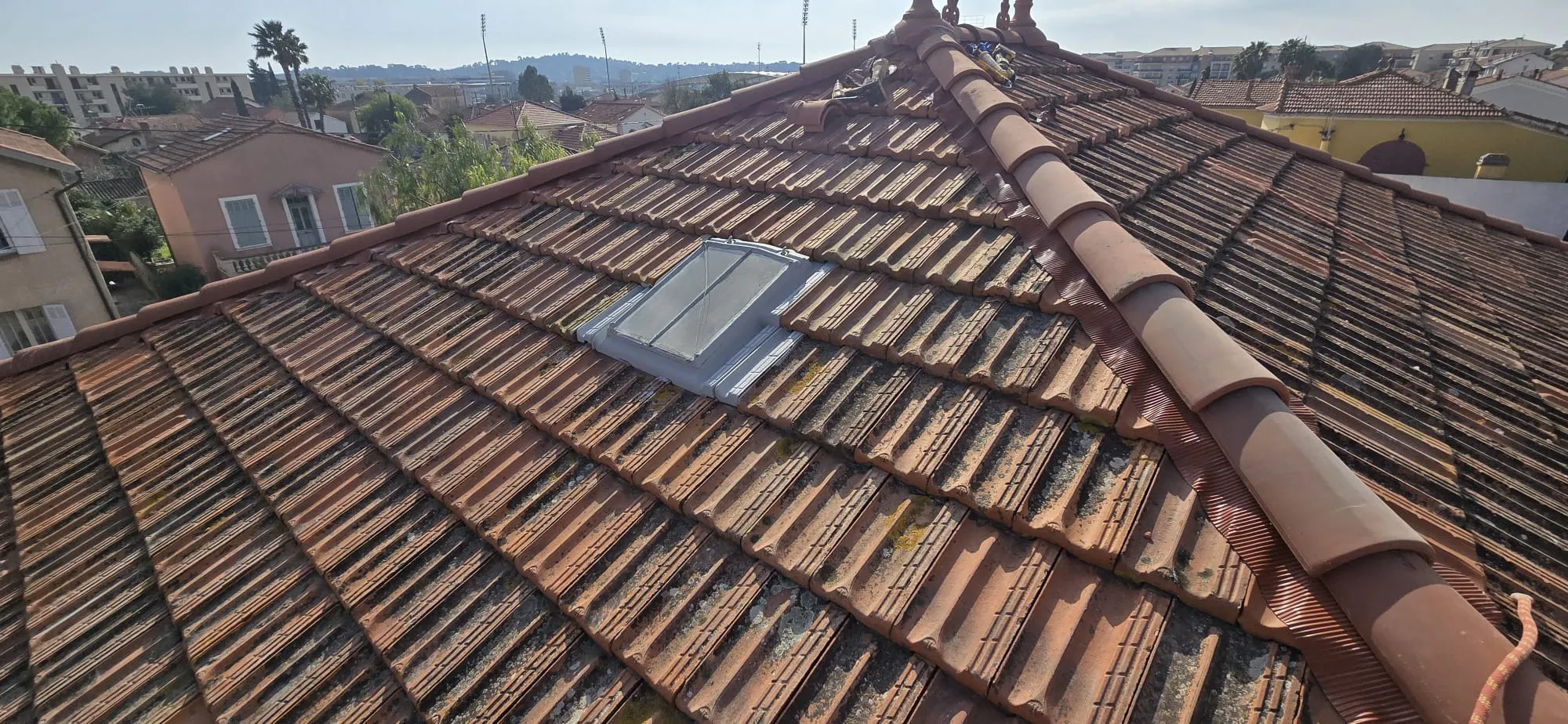 Rénovation de toiture en tuiles canal par un couvreur au Beausset